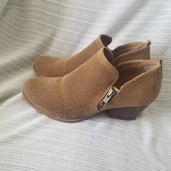 Baretraps 6.5M Rianne Ankle Bootie Cognac Tan Perforated Textile Stacked Heel 2" - Picture 3 of 7